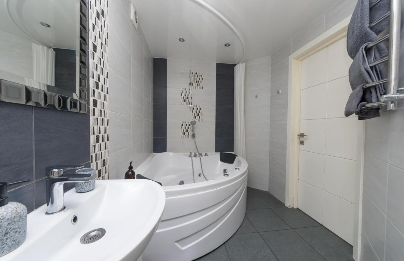Апартаменти Flat24 On Lesi Ukrainki 3 Київ Екстер'єр фото