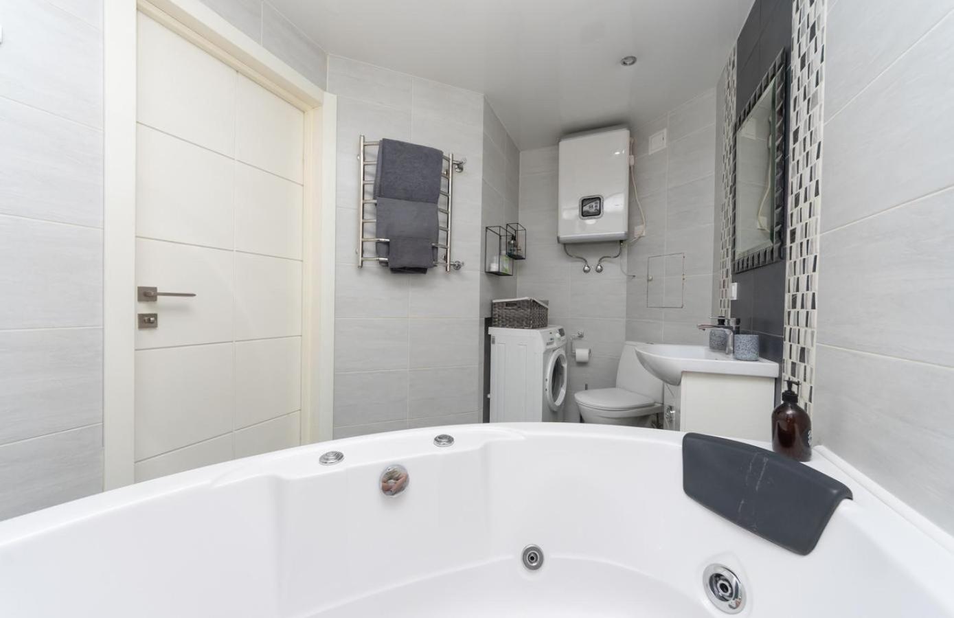 Апартаменти Flat24 On Lesi Ukrainki 3 Київ Екстер'єр фото