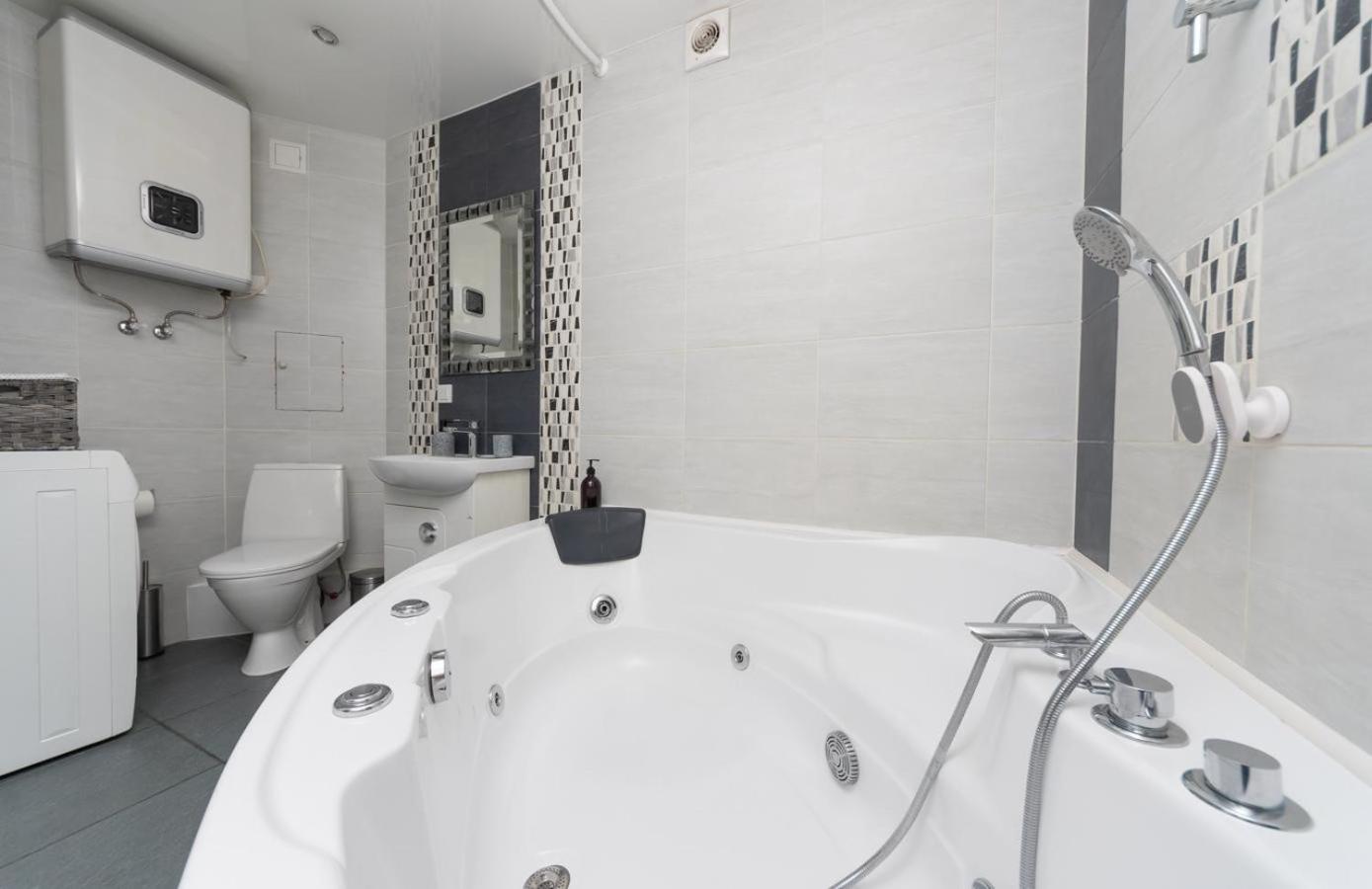 Апартаменти Flat24 On Lesi Ukrainki 3 Київ Екстер'єр фото